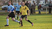 Fotbalové okresní derby I.B třídy vyhrála Sokoleč (v modrém), doma porazila Pátek jasně 5:2.