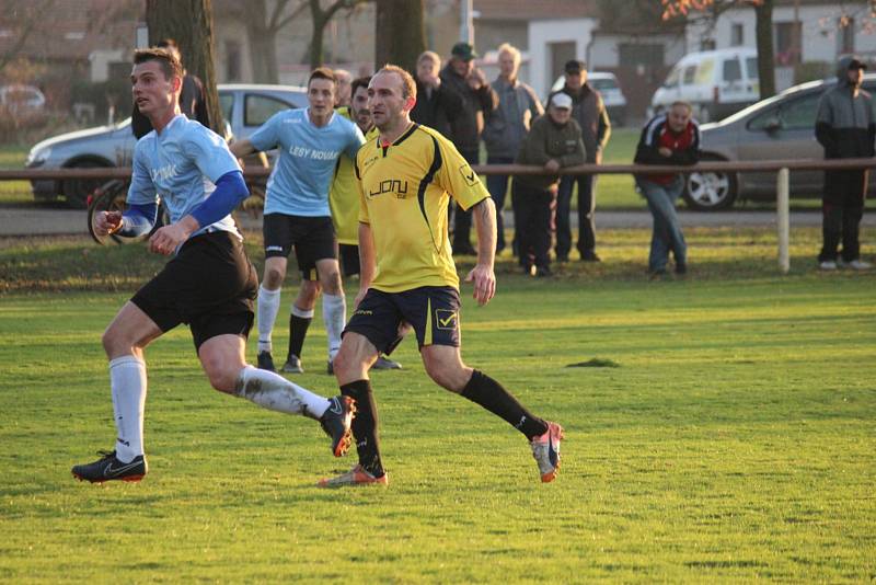 Fotbalové okresní derby I.B třídy vyhrála Sokoleč (v modrém), doma porazila Pátek jasně 5:2.