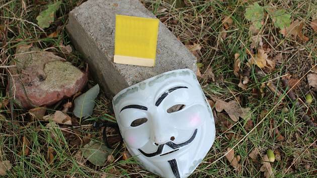 Zloděje pomohla odhalit i jeho maska Anonymouse, kterou nechal na místě po přepadení autobazaru. Ilustrační foto.