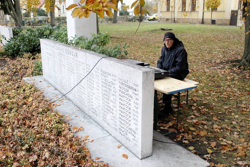 Připomínka Dne veteránů se uskutečnila v Parku hrdinů u památníků odbojářů ve čtvrtek od 11 hodin dopoledne.