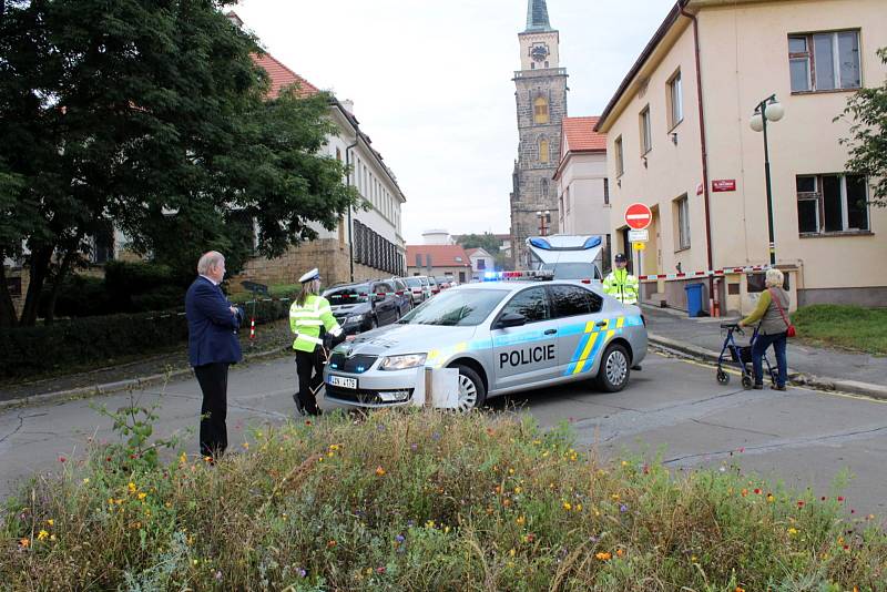 Manévry policistů, hasičů a záchranářů kolem soudu na Kostelním náměstí v Nymburce kvůli nahlášené bombě.