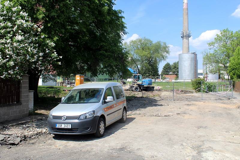 Mostek, který spojoval Brigádnickou ulici se sídlištěm a stál nad potokem Liduška, už neexistuje.