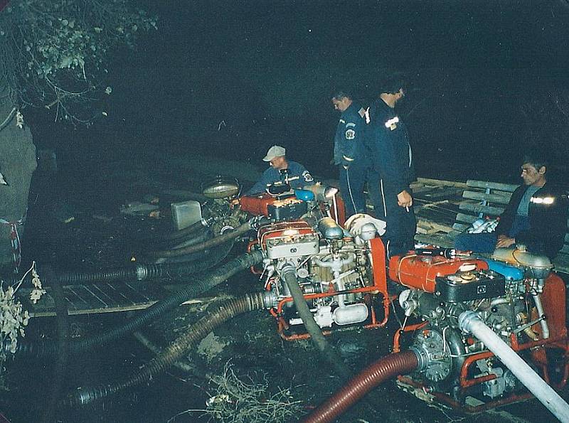 Odstraňování následků povodně v obci Hořín r. 2002. 