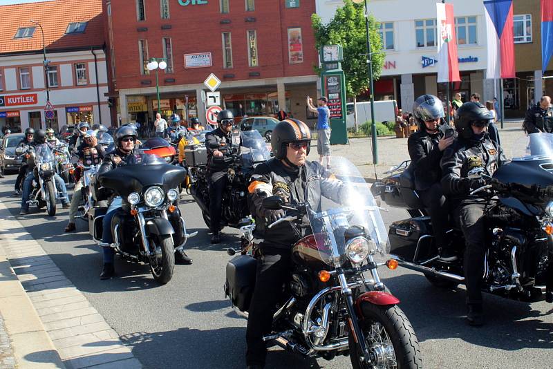 Za start letošní První míle si královéhradecký H.O.G Chapter klub sdružující majitele nablýskaných harlejů vybral nymburské náměstí.