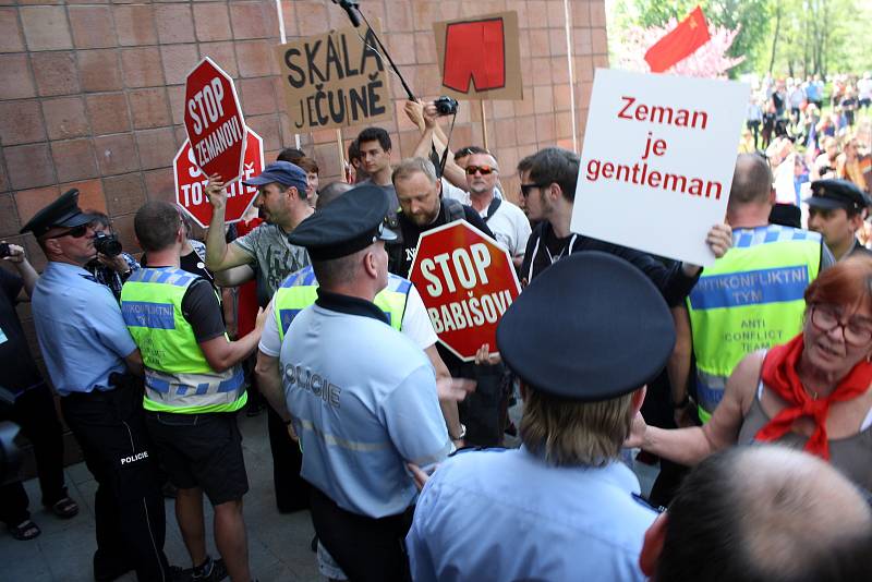 Protesty v Nymburce při jednání sjezdu komunistů a maškarní průvod.