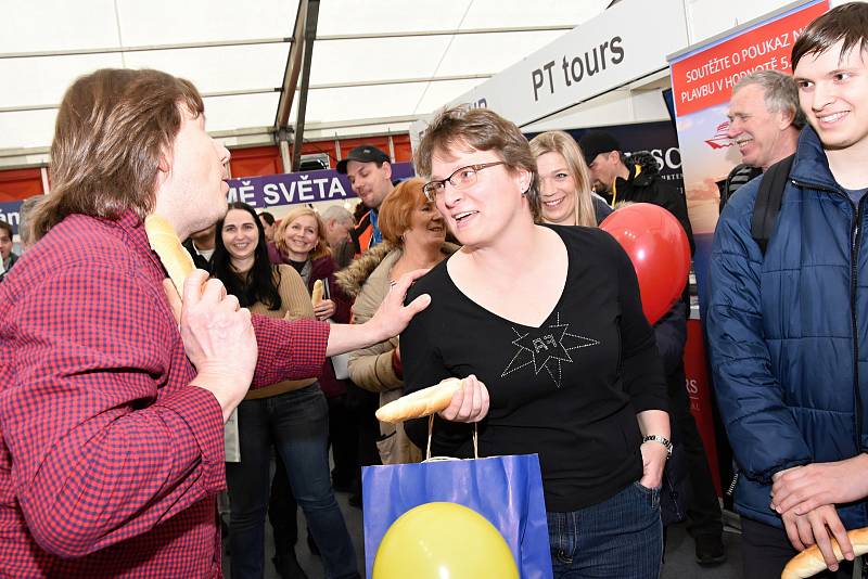 Středočeský kraj se prezentoval na veletrhu cestovního ruchu na Výstavišti v Pražských Holešovicích. Mezi pozvanými hosty na krajském stánku nechyběl ani známý iluzionista Pavel Kožíšek z líbeznického Divadla kouzel.