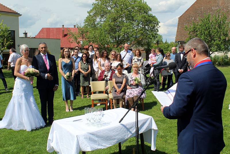 Z pověr nic nedělají nyní už manželé Václav Šíma a Pavla Jandová, vlastně Šímová.  .