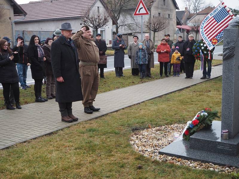 Zastávka vojenského konvoje v Senicích. Akce se konala při příležitosti 80. výročí seskoku parašutistů ze skupiny Silver A.