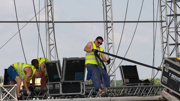 Přípravy na první festival sezony Votvírák v Milovicích vyvrcholily ve čtvrtek.