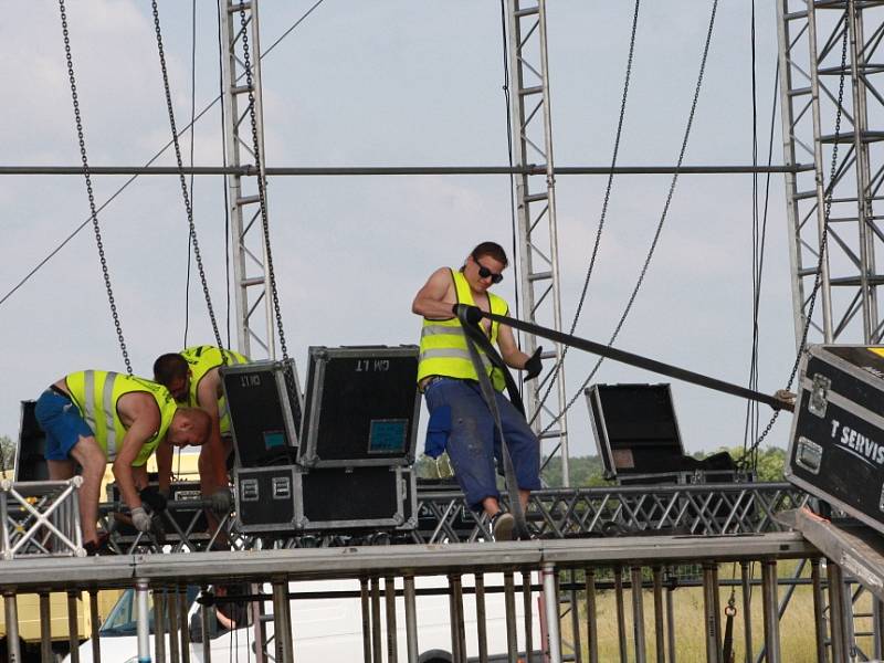 Přípravy na první festival sezony Votvírák v Milovicích vyvrcholily ve čtvrtek.