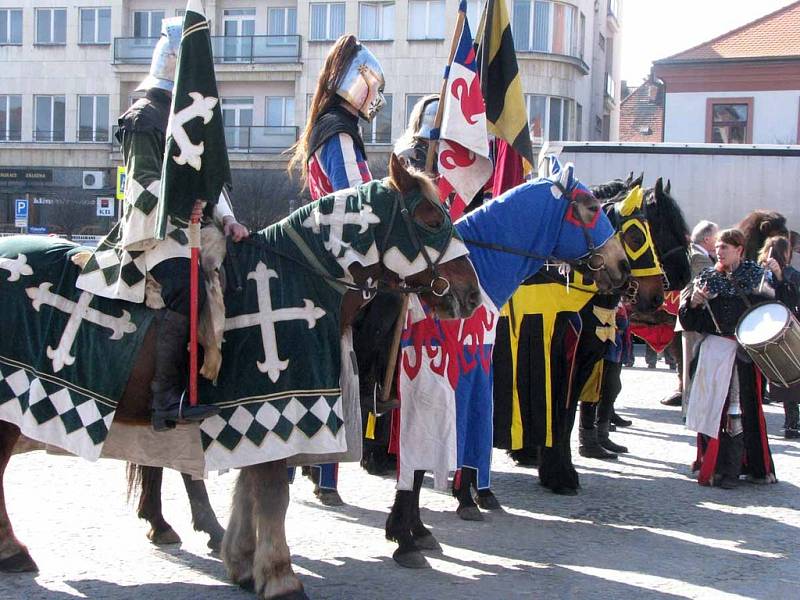 Diváci se mohou o víkendu těšit na představení středověkého divadla Traken. Ve čtvrtek  přivítali rytíře lidé na náměstí Přemyslovců.
