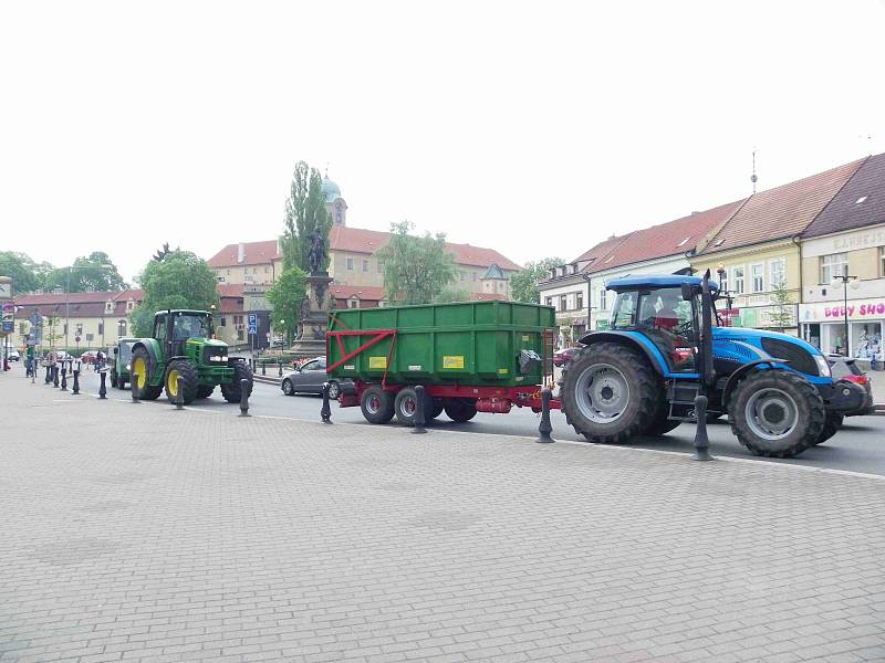 Spanilou jízdou Traktorparáda se studenti poděbradské zemědělky rozloučili se školou.