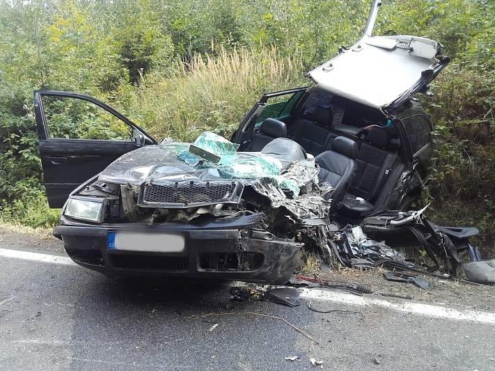 Čelní střet dvou osobních aut u Jílového nepřežil jeden z řidičů.