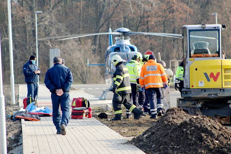 Záchrana zavaleného dělníka z výkopu v ulici K Lávce v Nymburce.