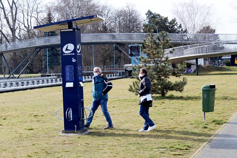 Nová dobíjecí stanice pro elektrokola poblíž budovaného bistra U Lupiče v Poděbradech.