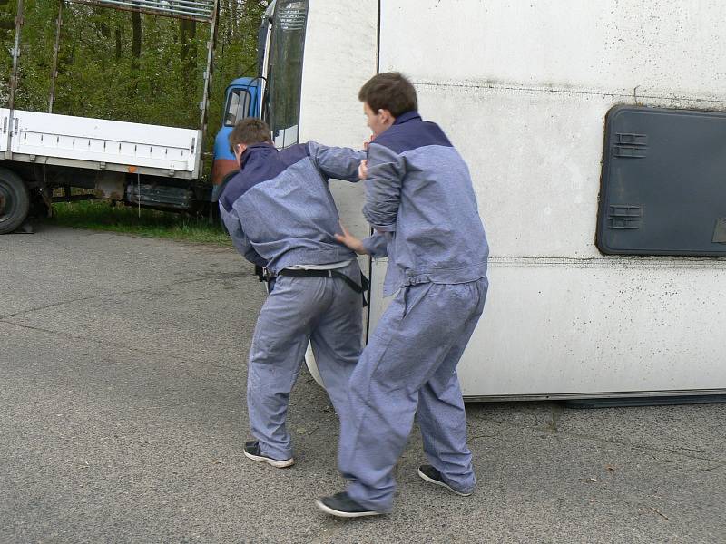 Cvičení simulující nehodu autobusu převážejícího vězně