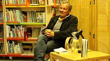 První akcí po letních prázdninách, která se konala v nymburské knihovně, bylo autorské čtení režiséra a herce Miroslava Krobota.