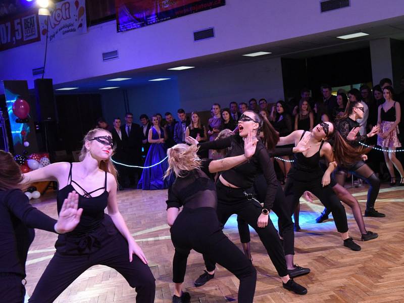 Studenti hned dvou tříd P2A a P2B  Střední průmyslové školy a Středního odborného učiliště stavebního  si užili maturitní ples. Foto: Zdeněk Hejduk