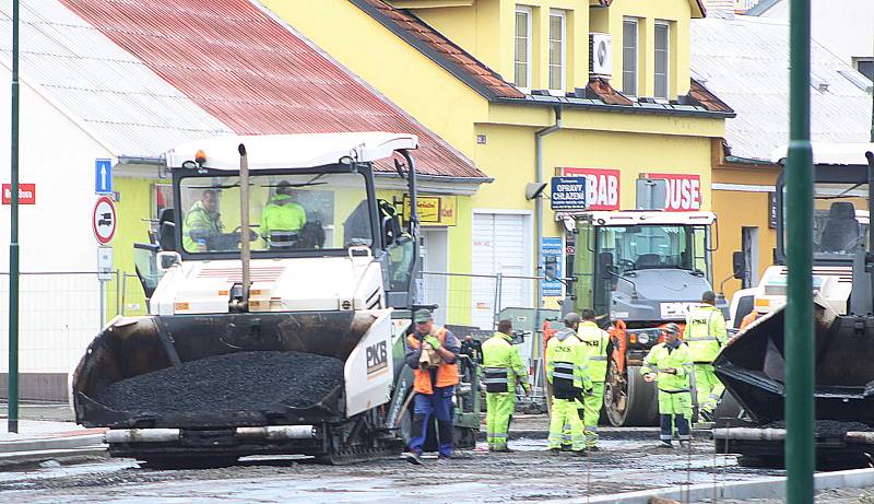 Ve čtvrtek byl položen betonový povrch, od pátečního rána už jsou jednotlivé části křižovatky s přilehlými úseky pokrývány vrstvou asfaltu.