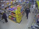 Policisté zveřejnili podobu neznámého muže zachyceného na kamerových záběrech a žádají veřejnost o pomoc.