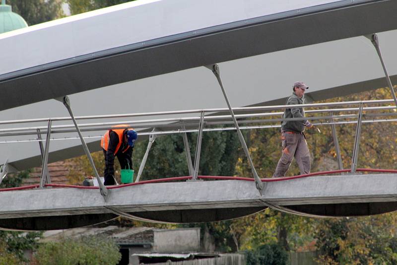 Lávka se pro veřejnost otevře už v pátek v 16 hodin současně s jejím rozsvícením.