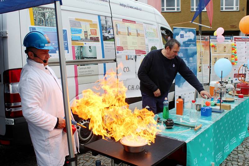 Z naučně zábavné show Smokeman na Náměstí Přemyslovců v Nymburce.