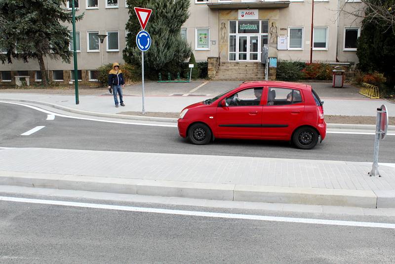 Z otevření kruhového objezdu u bazénu a budovy policejního ředitelství v Nymburce.