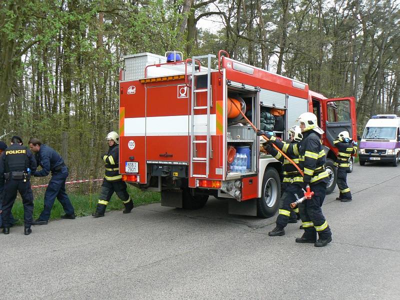 Cvičení simulující nehodu autobusu převážejícího vězně