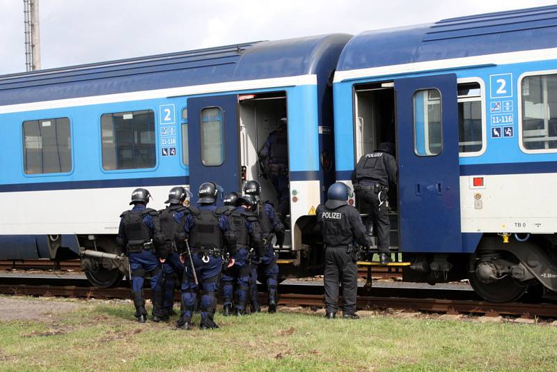 Mezinárodní policejní cvičení Railex 2017 se konalo uplynulé dva dny v nymburském železničním depu.