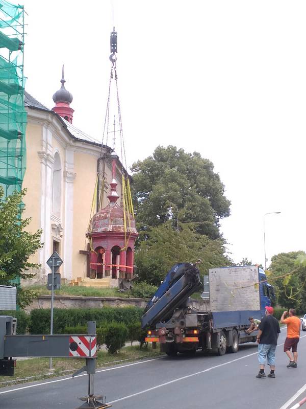 Věžička na zvonici v Kostomlatech je v opravě.