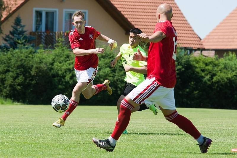 Z fotbalového utkání III. třídy Hořátev - Křinec (2:4)