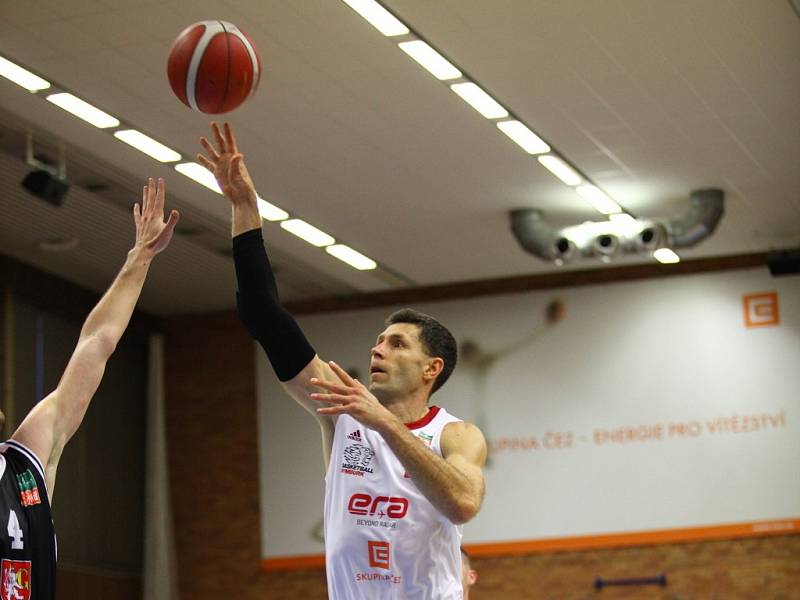 Z basketbalového utkání Kooperativa NBL Nymburk - Hradec Králové (90:71)