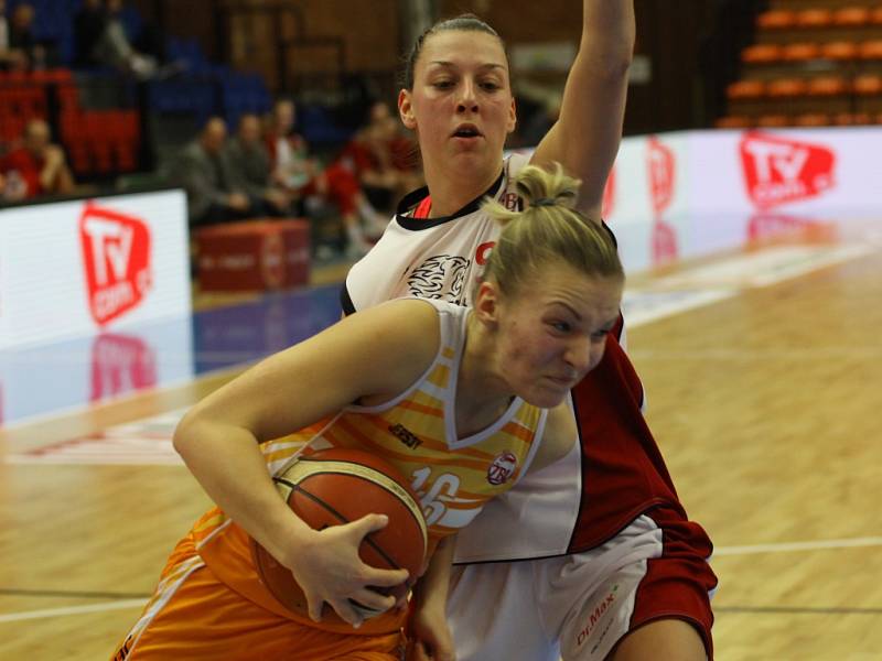 Z basketbalového utkání play off ŽBL Nymburk - VŠ Praha (90:78)