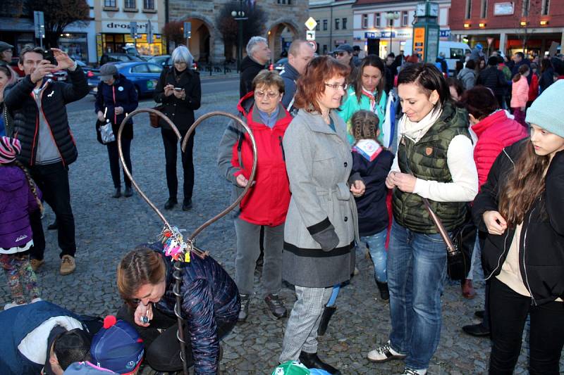 V Nymburce vyvrcholily oslavy 30. výročí Sametové revoluce v neděli odpoledne průvodem a shromážděním na náměstí.