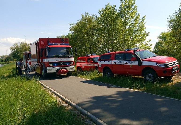 Hasiči vyráželi k topícímu se muži v jezeře Mezi Mosty u Čelákovic.