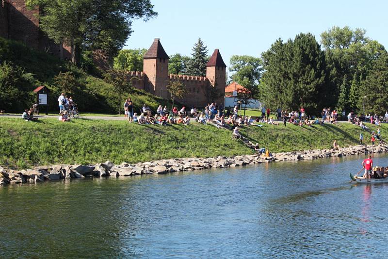 Dračí lodě jsou v Nymburce oblíbená zábava.