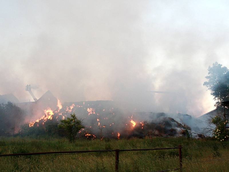 Obrovský požár stohu s 100 balíků slámy v Hradčanech.