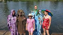 V Lysé nad Labem v sobotu oslavili Labe srandamačem dračích lodí, neobvyklými koupacími kostýmy a jedním netradičním plavidlem.