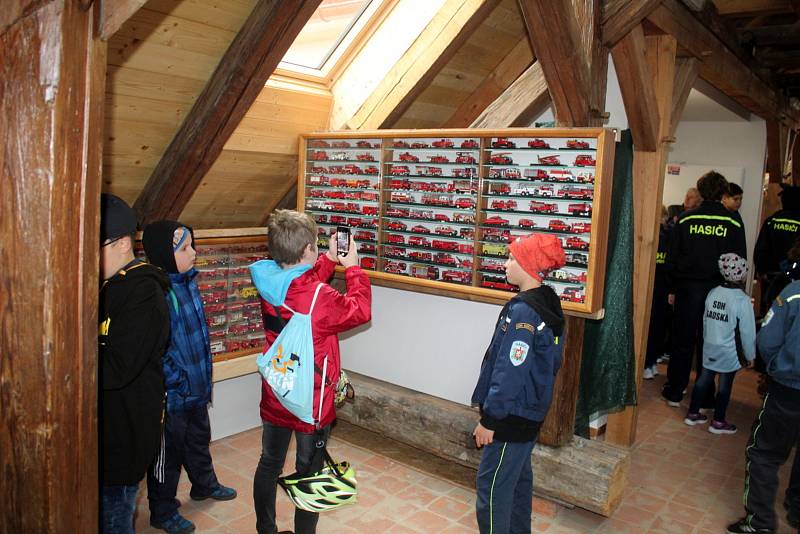 Velká sláva se uskutečnila v sobotu odpoledne na hlavním náměstí v Sadské. Ve zdejší opravené budově bylo otevřeno první důstojné hasičské muzeum v rámci širokého regionu.