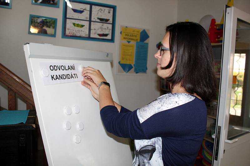 Krátce po poledni začaly předsedkyně volební komise a zapisovatelka připravovat volební místnost ve vile Tortuga na nymburském Zálabí.