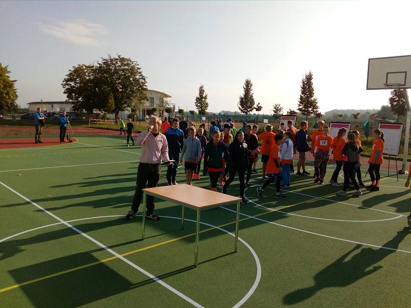 Otevření sportovního hřiště se zúčastnil i mistr světa v kanoistice Martin Fuksa.