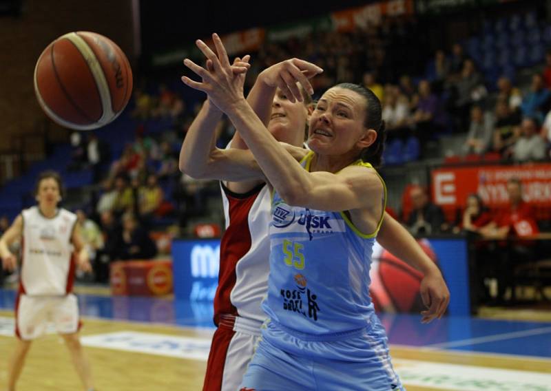 Z basketbalového finále žen Nymburk - USK Praha (44:83)