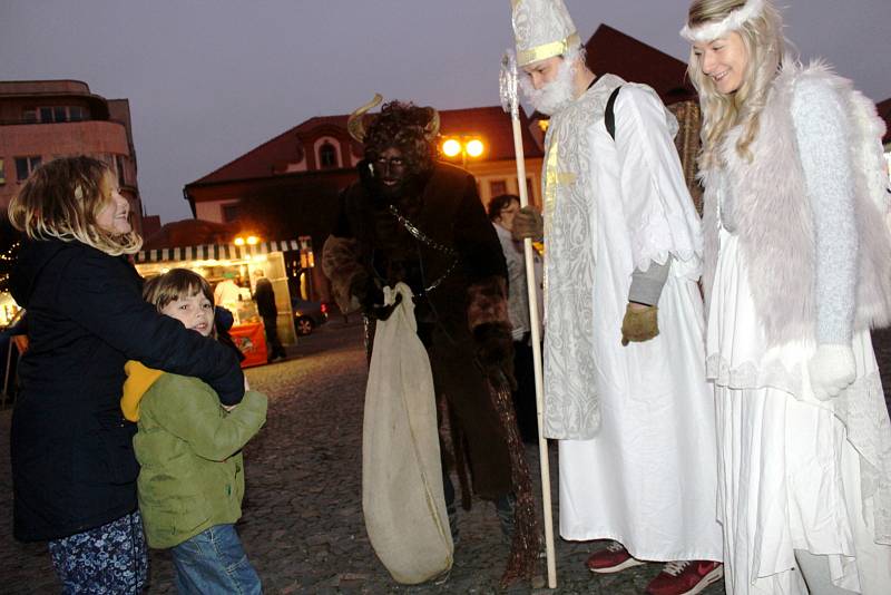 Čert s Mikulášem a andělem se objevili i v centru Nymburka.