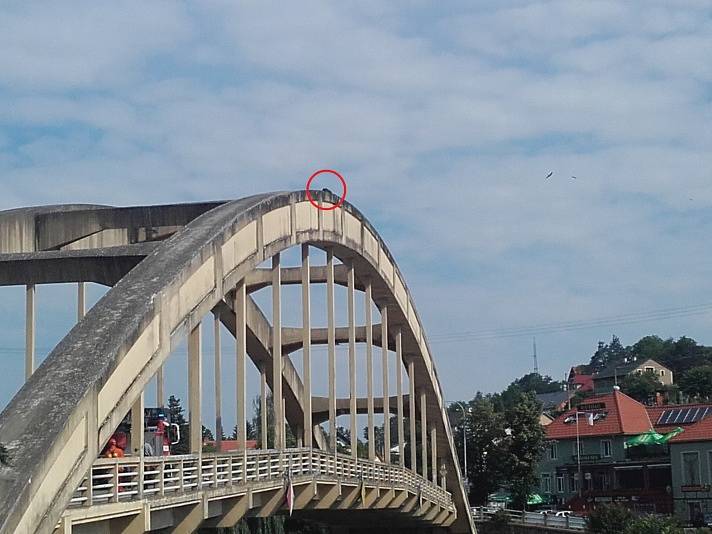 Netradiční zásah zaznamenali v neděli hasiči na Praze-západ. Přivoláni byli do Štěchovic; kvůli záchraně člověka na mostě přes Vltavu.