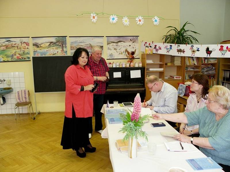 V Sadské volila známá novinářka Eva Jurinová