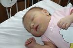 NELLY JE DOMA V PODĚBRADECH. Nelly Tomášová se narodila 13. září 2013 v 15.15 hodin. Vážila 3 200 g a měřila 51 cm. Doma je v Poděbradech se sourozenci Adélkou a Ondráškem a rodiči Irenou a Janem.