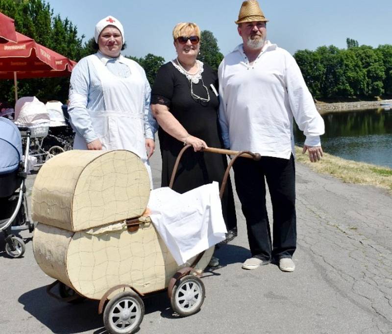 Ze srazu historických kočárků a reborn panenek v Nymburce.