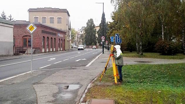 Vyměřování budoucího kruhového objezdu na Velkých Valech