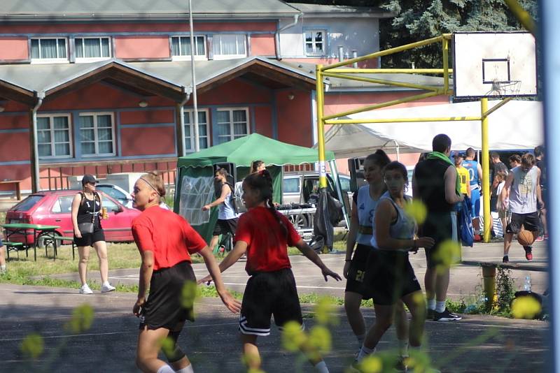 Ze streetbalového turnaje na nymburské Remanenci