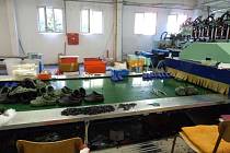 Tak to vypadá uvnitř ilegální nymburské továrny na obuv